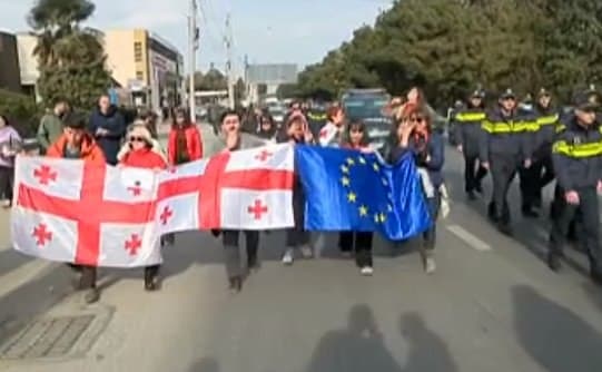 აქციის მონაწილეები მსვლელობას მართავენ