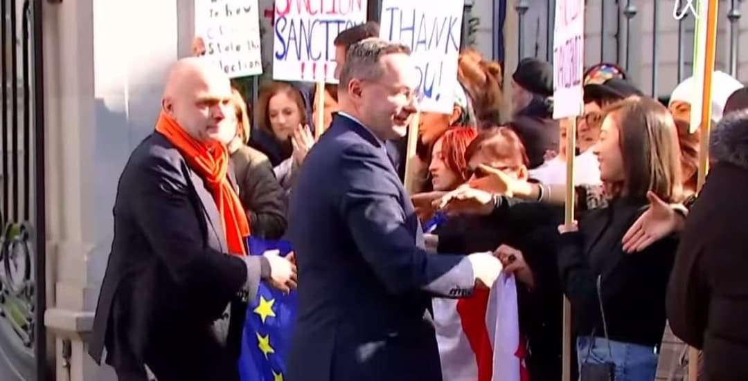 ევროპელი დეპუტატები ორბელიანების სასახლესთან აქციის მონაწილეებს შეხვდნენ