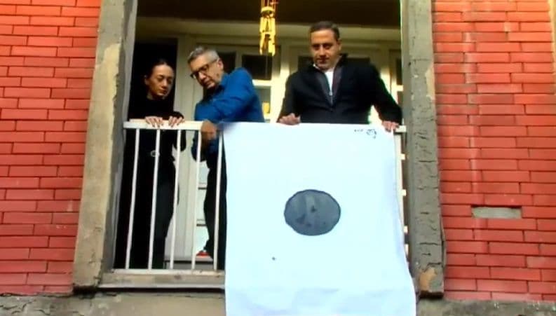 ლაშა ბაქრაძე – ჩვენი წინადადებაა, შეღებოთ თეთრი ნაჭერი და ფანჯრიდან, როგორც დროშა, ისე გადმოკიდოთ