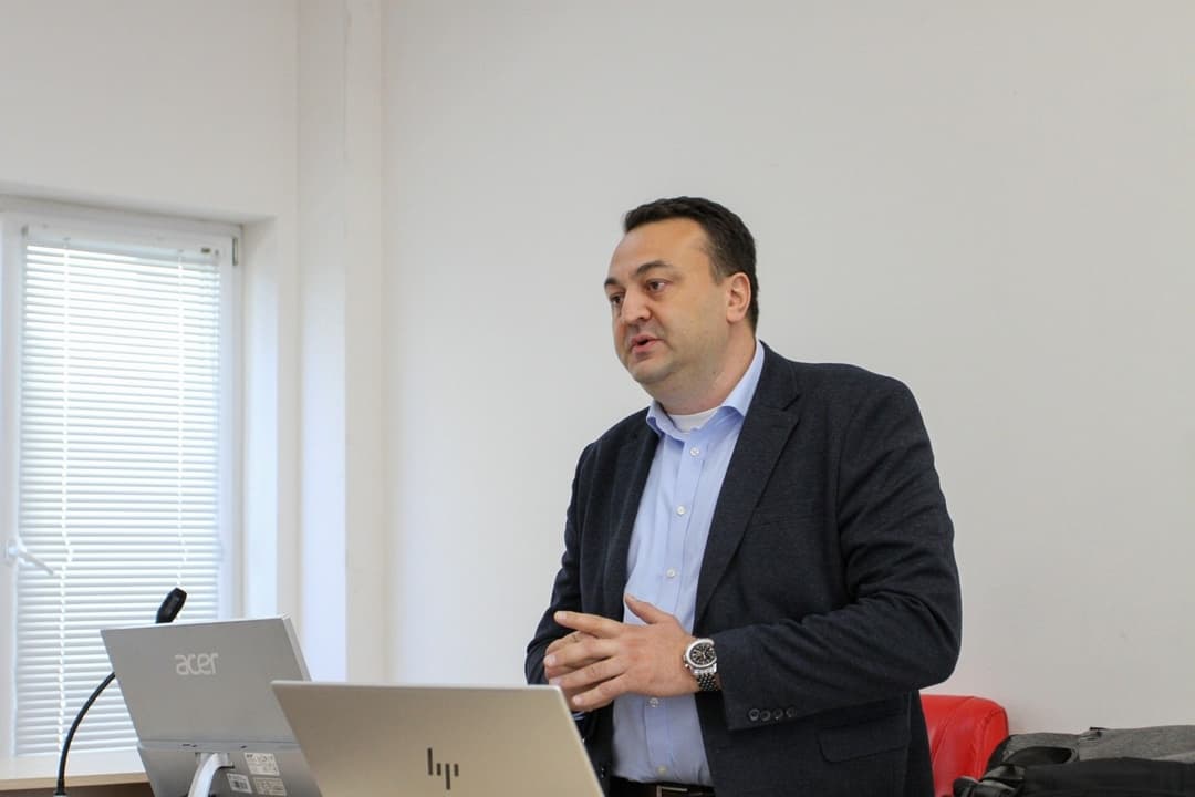 სურსათის ეროვნული სააგენტოს უფროსის მოადგილე “ევროპის უნივერსიტეტის” ვეტერინარიის პროგრამის სტუდენტებს შეხვდა