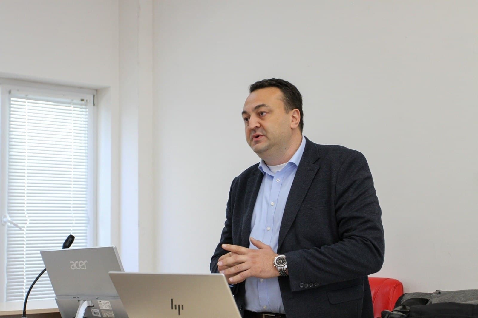 Frontnews image description