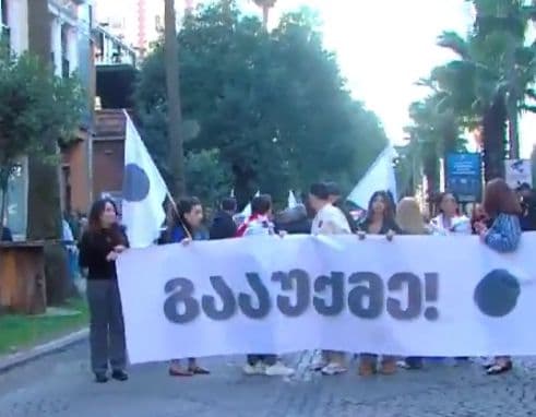 ბათუმში ხელახალი არჩევნების ჩატარების მოთხოვნით საპროტესტო მსვლელობა მიმდინარეობს