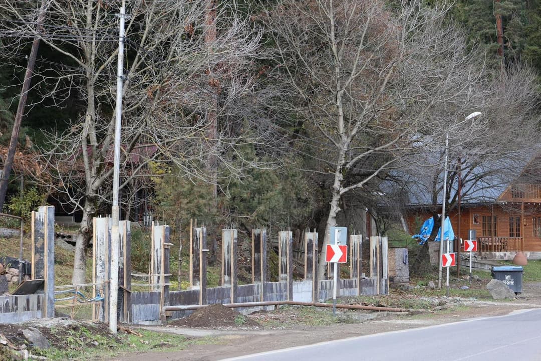 ბორჯომში, ე.წ ლიკანის დასახლებაში მესხეთის ქუჩაზე ცენტრალური გზის გამყოლი ღობეების რეაბილიტაცია მიმდინარეობს