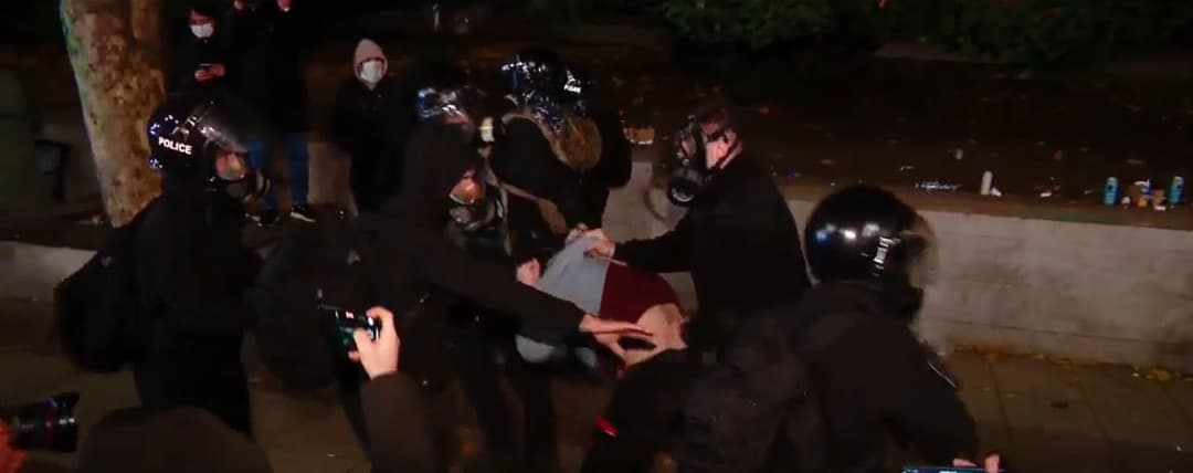 პარლამენტთან აქციის ათობით მონაწილეა დაკავებული