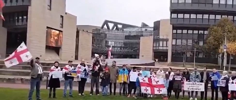 არჩევნების ხელახლა ჩატარების მოთხოვნით ქართველმა ემიგრანტებმა გერმანიაში საპროტესტო აქცია გამართეს