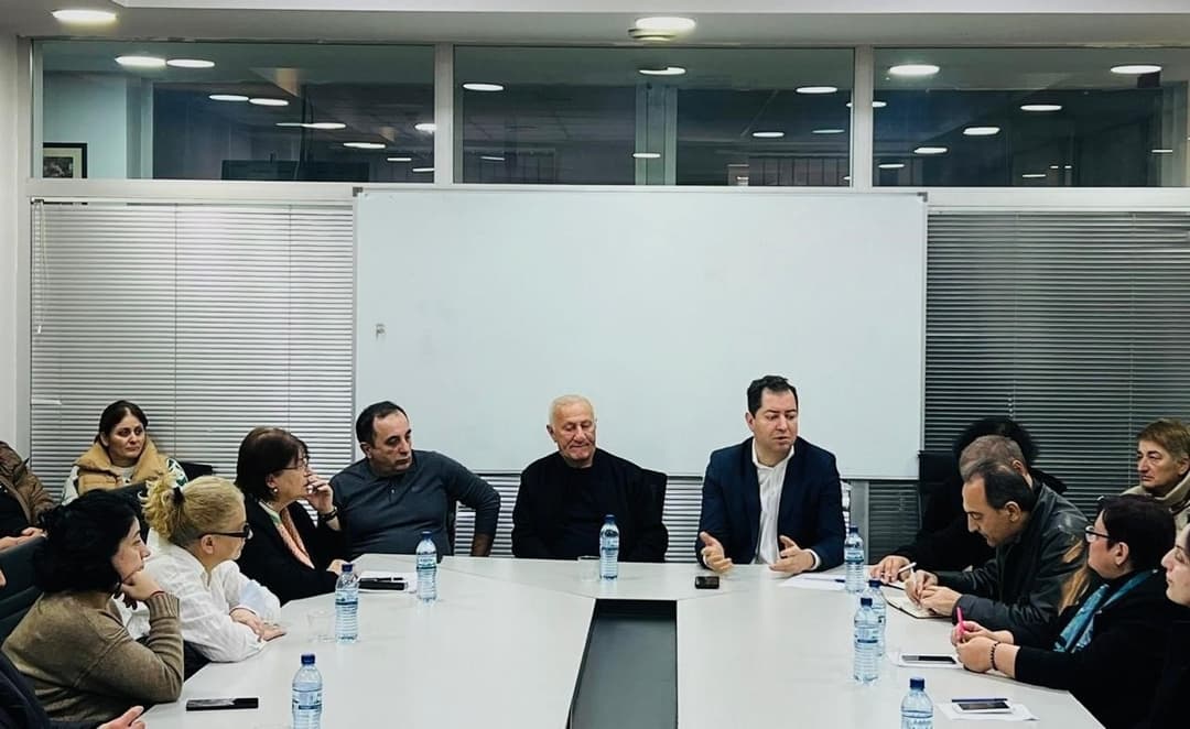 აფხაზეთის მთავრობის წარმომადგენლები დიდუბის რაიონის დევნილთა განსახლების ადგილებში შექმნილ ბინათმესაკუთრეთა ამხანაგობების წარმომადგენლებს შეხვდნენ