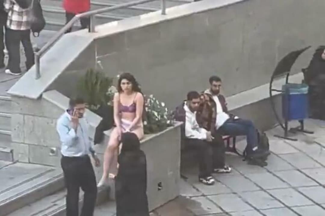 ირანელი გოგონა, რომელმაც პროტესტის ნიშნად უნივერსიტეტის ეზოში გაიხადა, თავისუფალია