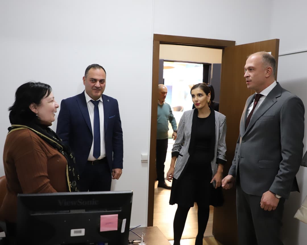 ლევან მგალობლიშვილი ტელევიზიის საერთაშორისო დღესთან დაკავშირებით აფხაზეთის საინფორმაციო-ანალიტიკურ ცენტრს ესტუმრა