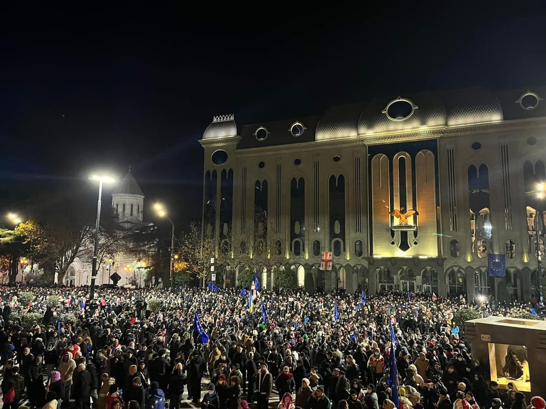 პარლამენტთან საპროტესტო აქცია გრძელდება