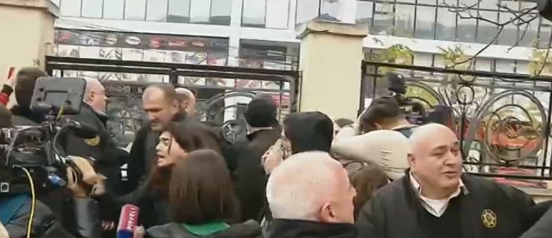 თბილისის საქალაქო სასამართლოს ეზოში ხმაური და დაპირისპირება იყო
