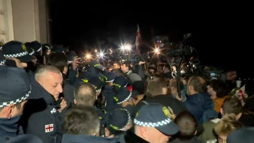 “100 წლის განმავლობაში პირველად არის ეს კარი ჩაკეტილი” – სტუდენტები თსუ-ის პირველ კორპუსში შესვლას მოითხოვენ