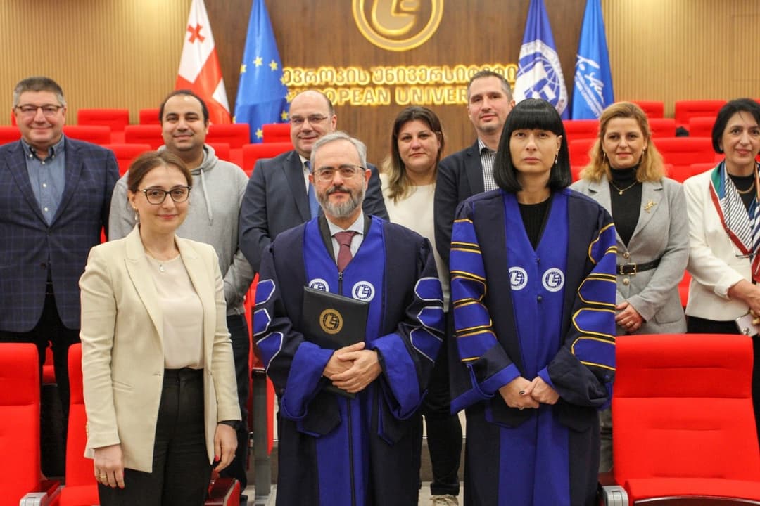 ვიქტორ მანუელ ვაზკეზ არჩეს “ევროპის უნივერსიტეტის” საპატიო დოქტორის წოდება მიენიჭა