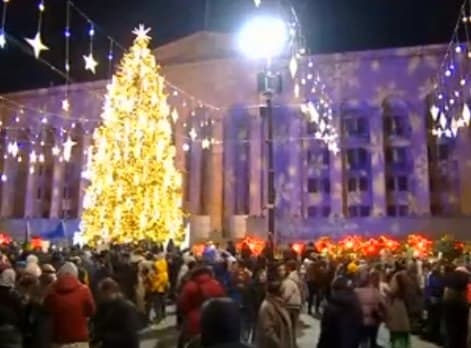 პარლამენტთან საპროტესტო აქცია გრძელდება