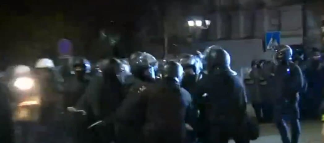 სპეცრაზმმა რუსთაველის გამზირზე აქციის მონაწილეების დაკავება დაიწყო