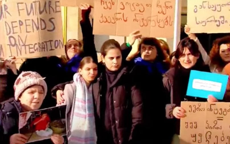 მთავრობის ადმინისტრაციასთან შშმ პირები და მათი ოჯახის წევრები აქციას მართავენ