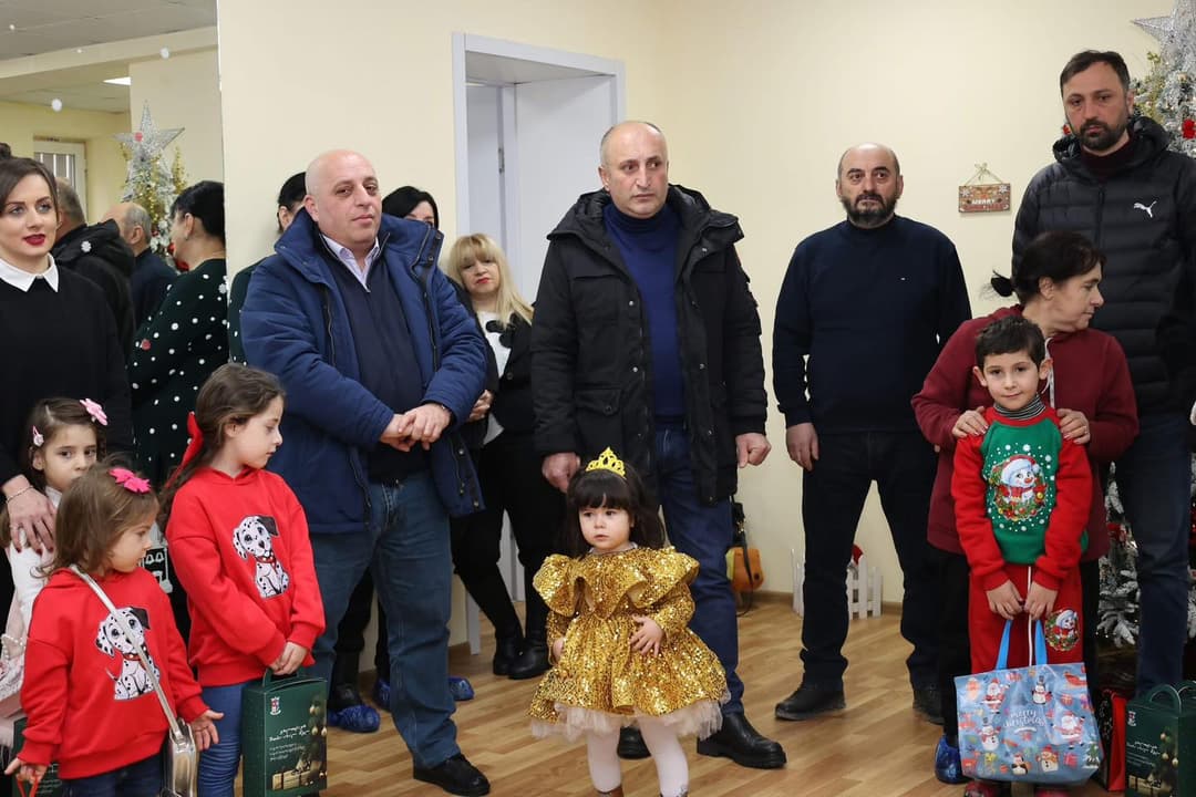 ბორჯომში ადგილობრივი ხელისუფლების წარმომადგენლები “ხედვა, ზრუნვა, მხარდაჭერის” და “თებეს” ბენეფიციარებს ესტუმრნენ