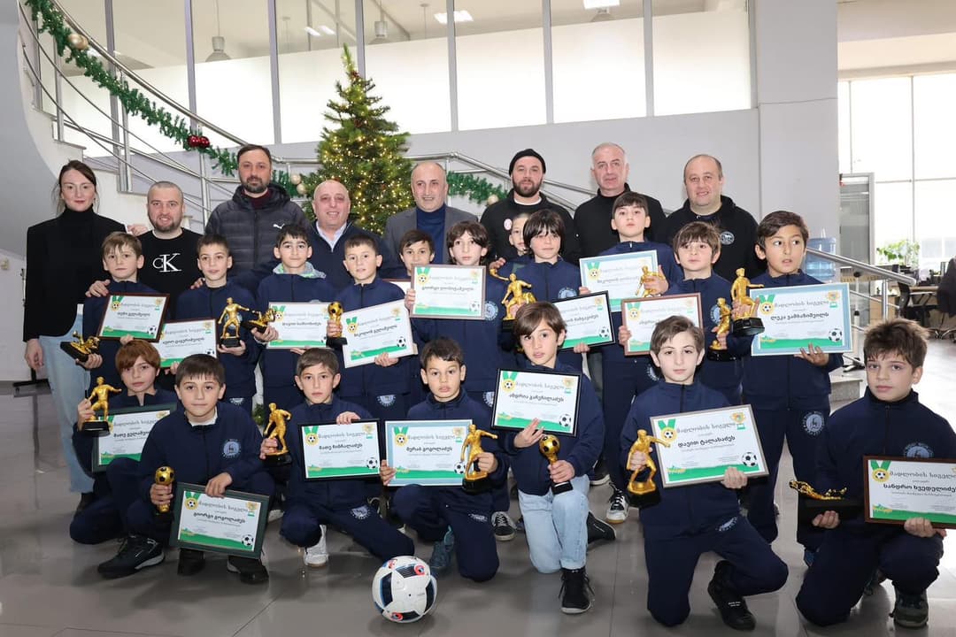 ბორჯომის მუნიციპალიტეტის მერმა და ადგილობრივი თვითმმართველობის წარმომადგენლებმა “თორის”  ფეხბურთელები დააჯილდოვეს