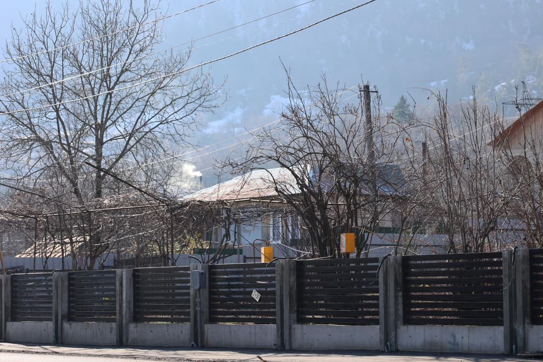 ახალდაბაში, ბორჯომის ქუჩაზე ცენტრალური გზის გამყოლი ღობეების რეაბილიტაცია დასკვნით ფაზაშია