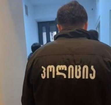 პოლიცია “დროას” ოფისშიც შევიდა