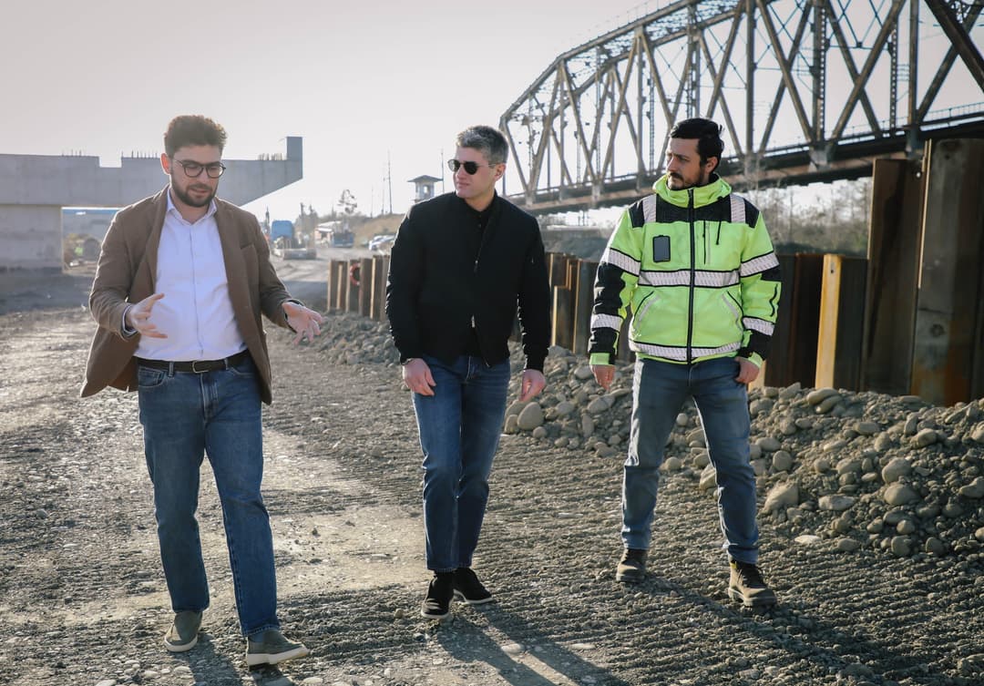 ფოთში, მდინარე რიონზე, ახალი ხიდისა და მისასვლელი გზების მშენებლობის მასშტაბური სამუშაოები მიმდინარეობს