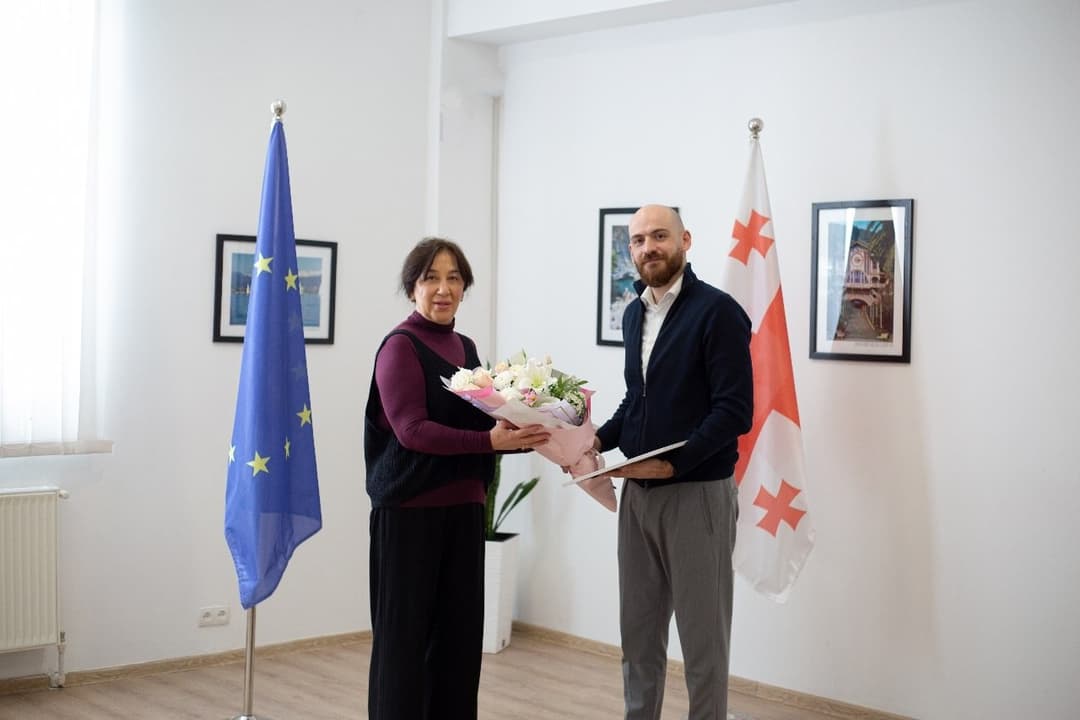 დავით მორგოშიამ კონკურსში – “ახალი პიესა აფხაზეთზე“ გამარჯვებულ ავტორს დიპლომი გადასცა