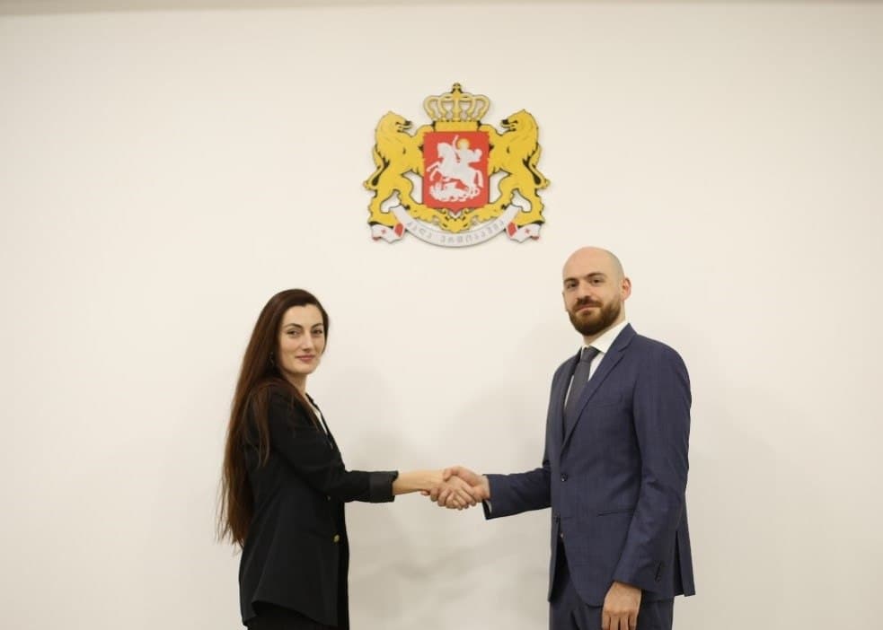 დავით მორგოშია სოხუმის გიორგი რატიანის სახელობის მოზარდ მაყურებელთა სახელმწიფო თეატრის ახლად დანიშნულ სამხატვრო ხელმძღვანელს შეხვდა