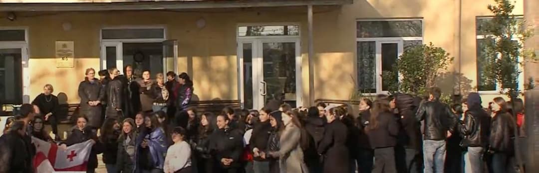 თბილისსა და რეგიონებში მოსწავლეების და მასწავლებლების ნაწილი აქციებს მართავს