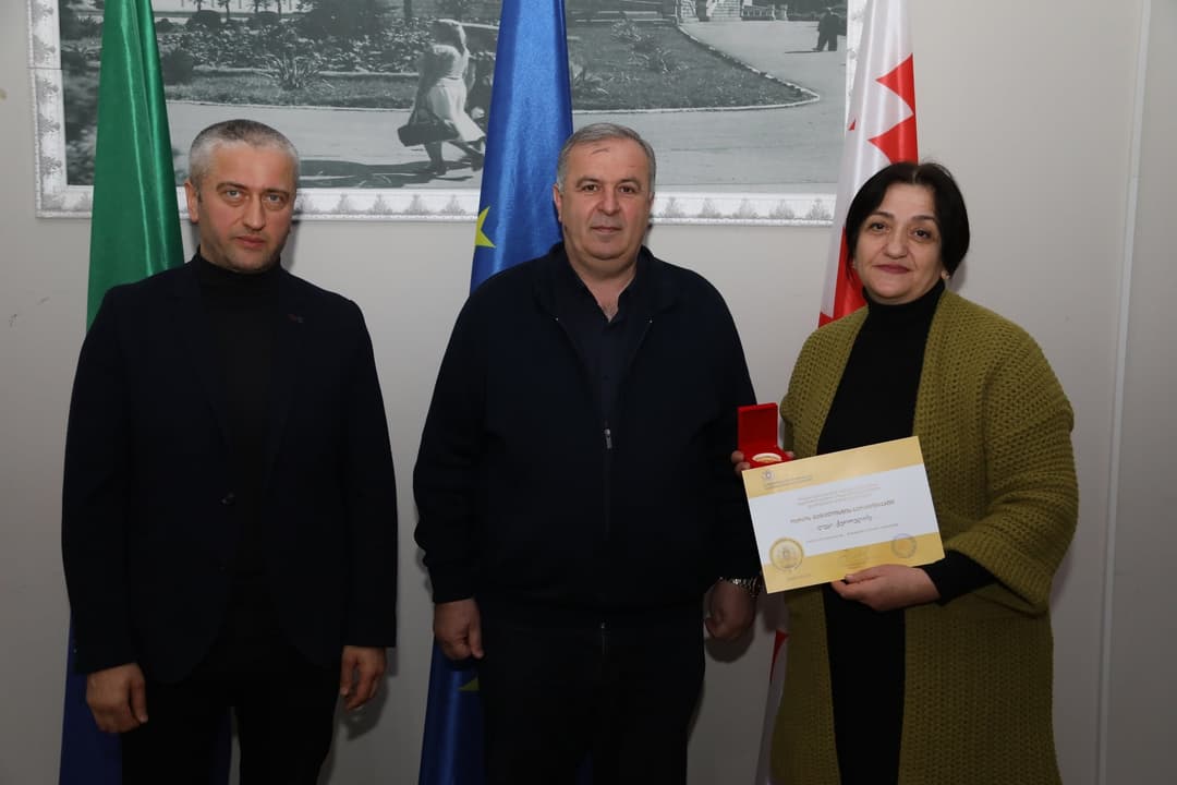 წყალტუბოს მუნიციპალიტეტის მერიაში 2022-23 წლის წარჩინებულ მოსწავლეებს ოქროსა და ვერცხლის მედლები გადასცეს