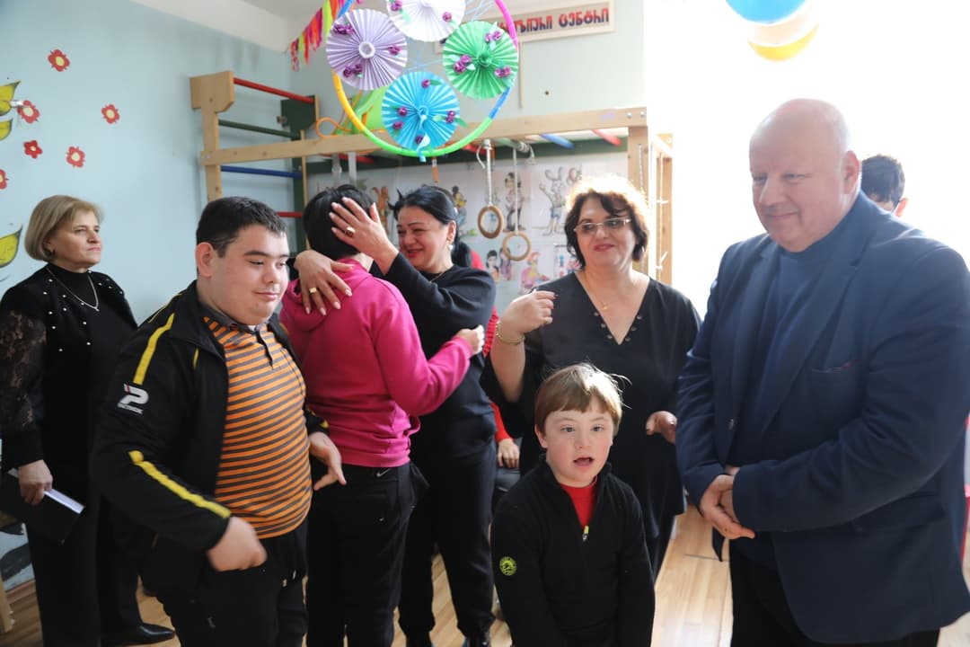 წყალტუბოს მუნიციპალიტეტის თვითმმართველობის პირველმა პირებმა “ინკლუზიური ცენტრის” აღსაზრდელებს საჩუქრები გადასცეს