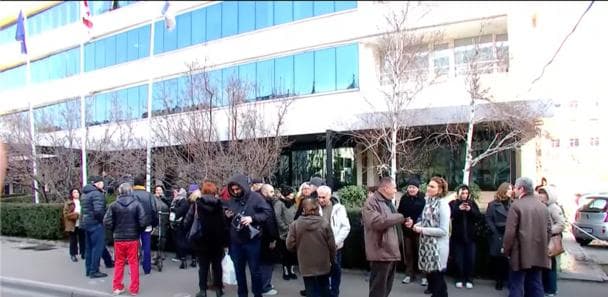 თბილისის მერიასთან საჯარო მოხელეების სოლიდარობის აქცია იმართება