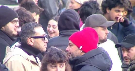 აქციების დროს დაკავებული 11 პირის პროცესის პარალელურად სასამართლოსთან აქცია მიმდინარეობს