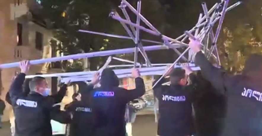 ბათუმში პოლიციამ აქციის მონაწილეებს კარვის დადგმის საშუალება არ მისცა