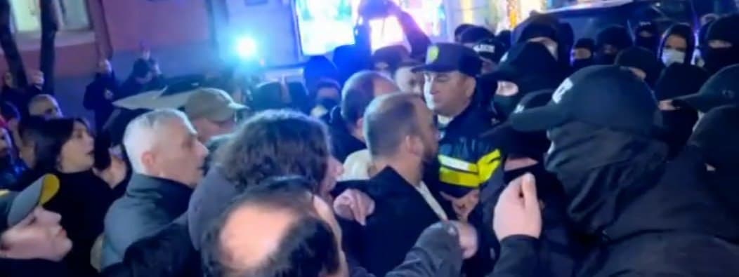 ბათუმში, საპროტესტო აქციის დროს ელენე ხოშტარია და გიორგი კირთაძე დააკავეს