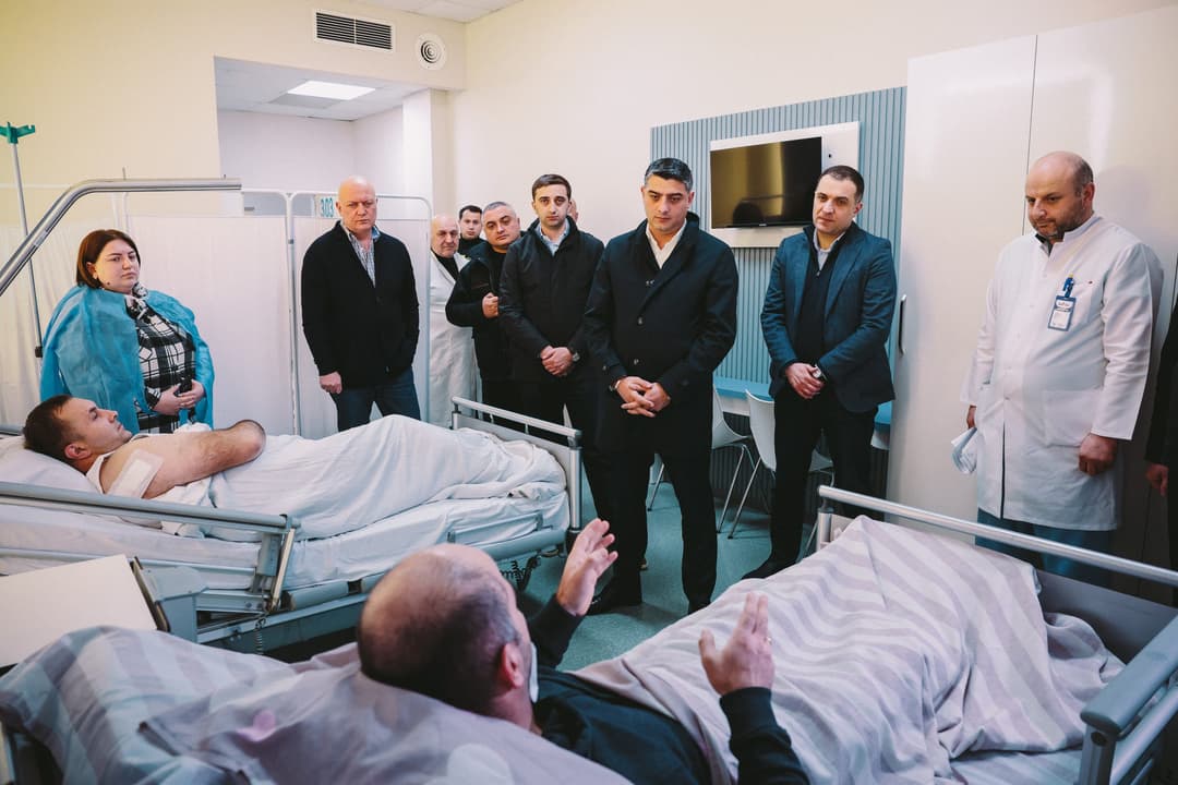 საპატრულო პოლიციის დეპარტამენტის დირექტორმა ბათუმში დაჭრილი პატრულ-ინსპექტორები მოინახულა