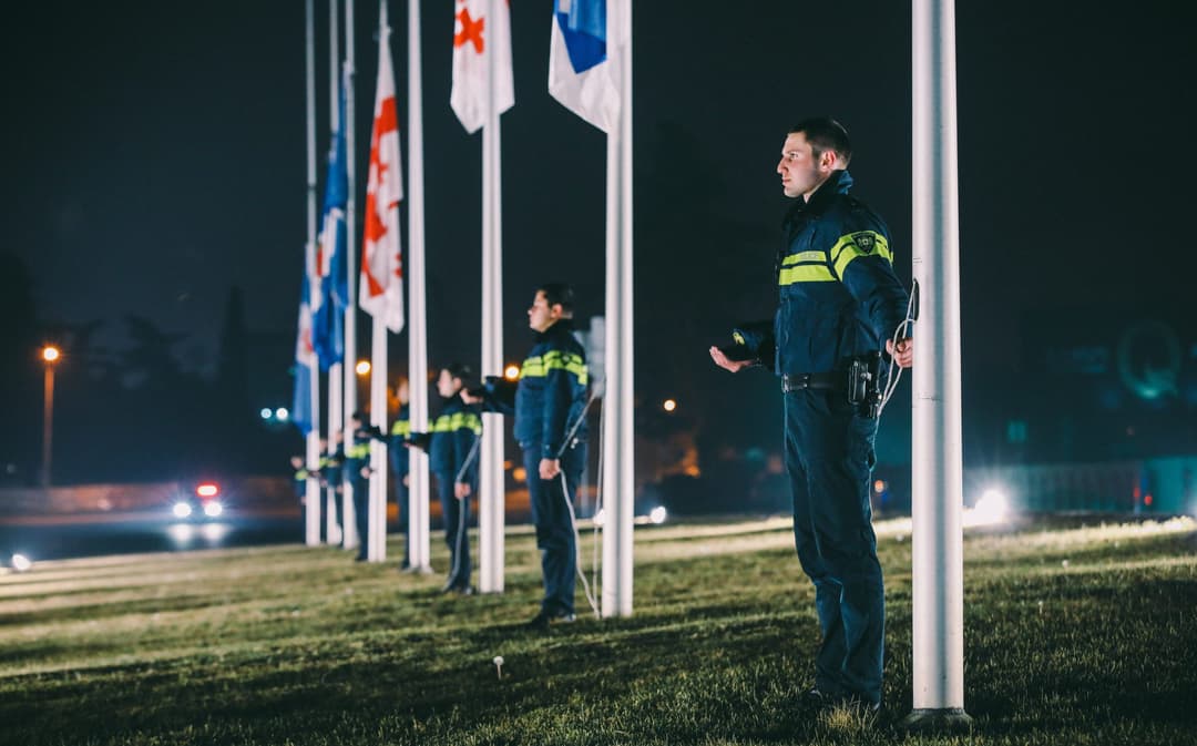 გლოვის დღესთან დაკავშირებით, შსს-ს ყველა ადმინისტრაციულ შენობაზე სახელმწიფო დროშები დაშვებულია