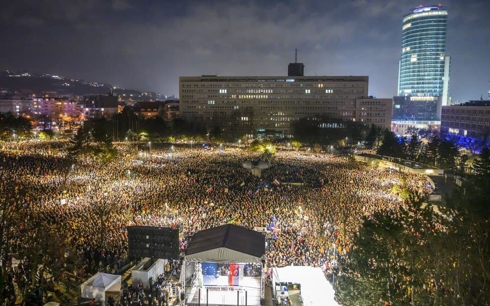 სლოვაკეთში რობერტ ფიცოს პოლიტიკის წინააღმდეგ აქცია გაიმართა