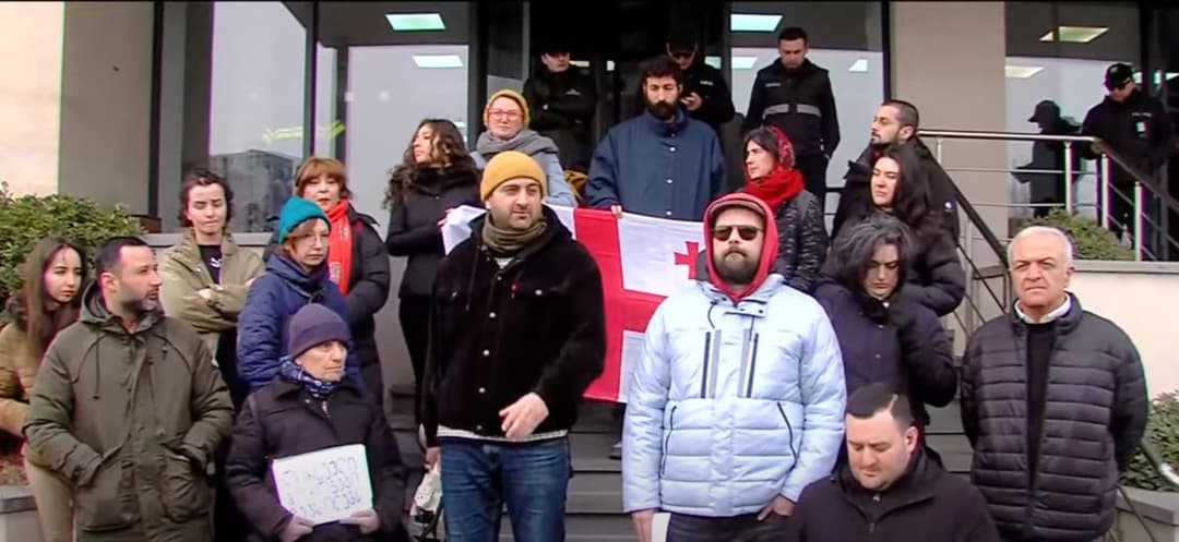 ჯანდაცვის სამინისტროსთან საჯარო მოხელეების მხარდასაჭერად აქცია გაიმართა