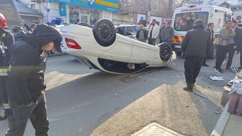 ვაშლიჯვარში მანქანა ქალს დაეჯახა და ამობრუნდა