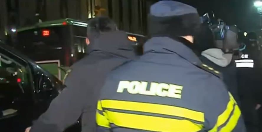 რუსთაველის გამზირზე აქციის რამდენიმე მონაწილე, მათ შორის ლევან გოგიჩაიშვილი დააკავეს