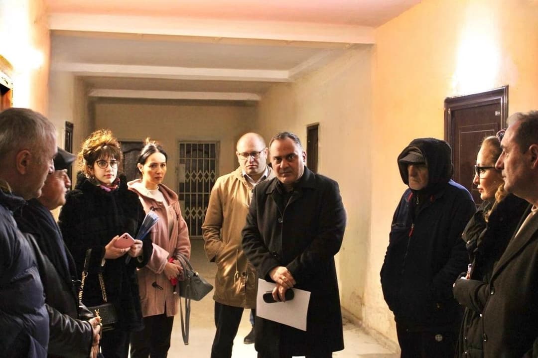 ლაშა დოლბაძე რუსთავში მცხოვრებ აფხაზეთიდან დროებით დევნილ მოსახლეობას შეხვდა