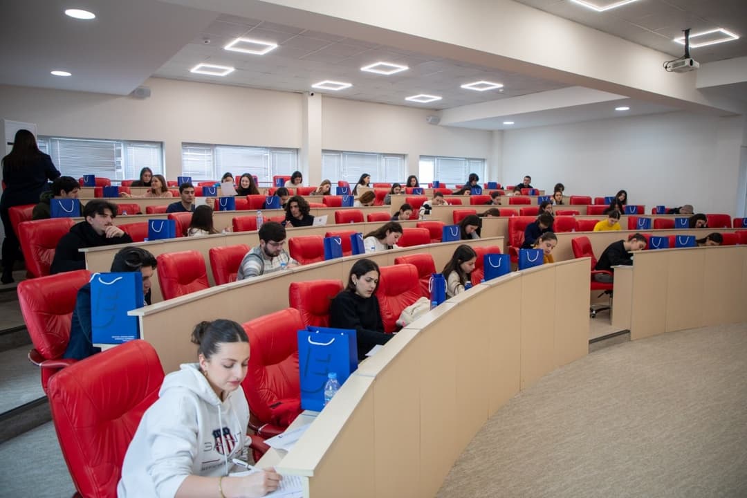 “ევროპის უნივერსიტეტმა“ XI – XII კლასის მოსწავლეებისთვის მთელი ქვეყნის მასშტაბით ესეების კონკურსი ჩაატარა