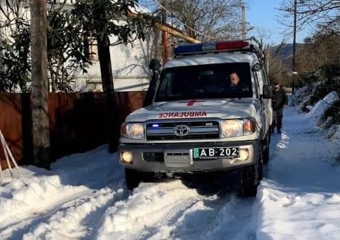 სამხედრო მედიკოსები სასწრაფო დახმარების ექიმებთან ერთად საჭიროების მქონე მოქალაქეებს შესაბამის დახმარებას უწევენ