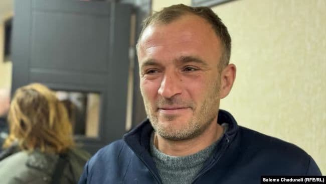 დაკავებული ომარ ოკრიბელაშვილის მამა სასამართლომ 3 500 ლარით დააჯარიმა