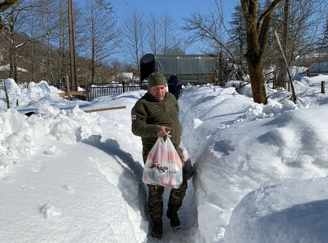 სამხედროები გურიაში დიდთოვლობით გამოწვეული პრობლემების მოგვარებაში მოსახლეობას აქტიურად ეხმარებიან