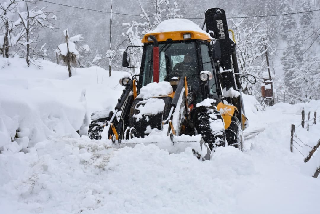 შუახევში თოვლის საფარისგან საავტომობილო გზები ინტენსიურ რეჟიმში იწმინდება