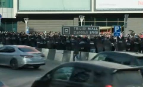 Tbilisi Mall-თან აქციის მონაწილეები იკრიბებიან