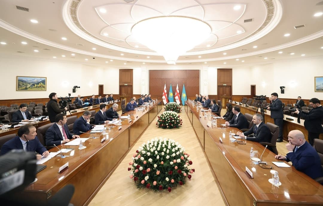 საქართველოსა და ყაზახეთის პრემიერ-მინისტრების პირისპირ შეხვედრის შემდეგ, გაფართოებული ფორმატის მოლაპარაკებები გაიმართა