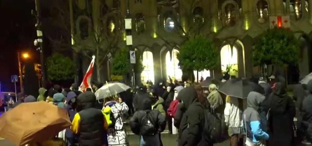 პარლამენტთან სამი ადამიანი დააკავეს