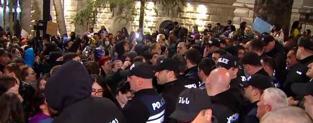 რუსთაველზე ელენე ხოშტარია და რამდენიმე მოქალაქე დააკავეს