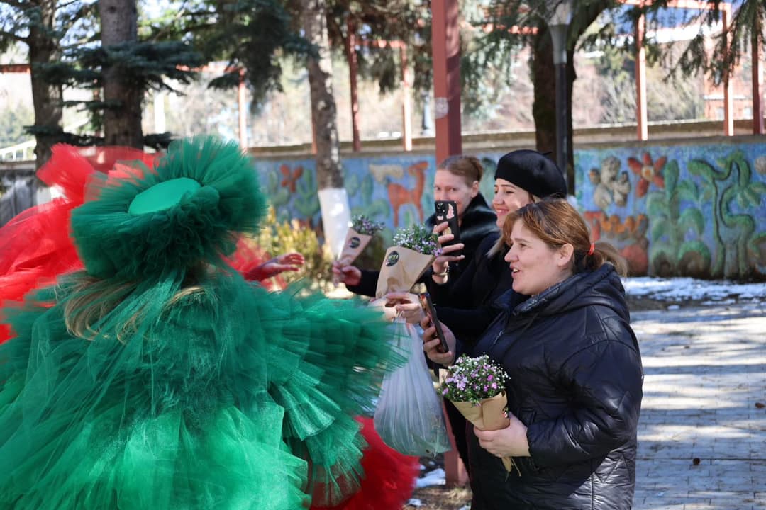 ბორჯომში ანიმატორებმა ქალაქში მსვლელობა მოაწყვეს და ქალებს ყვავილები გადასცეს